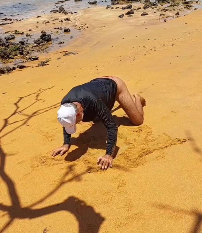 Ladysilvas: レディシルバがビーチでパンティ姿でホットなお尻を見せる