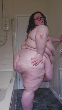 Il culo ed il corpo della dea gigante in mostra