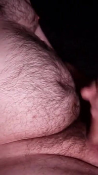 Un gay poilu se masturbe