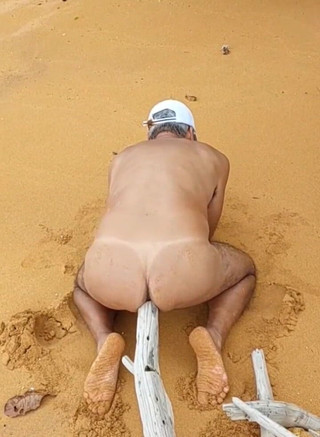 Ladysilvas: Ladysilva समुद्र तट पर नग्न होकर अपनी गांड में लंड के साथ कामुक