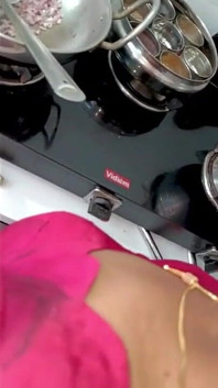 Nachbarin nahm video, als ehefrau in bluse kocht