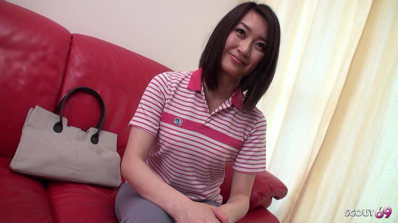 Asian porn collection: Mujer japonesa habla con casting sin censura chupar leche en...