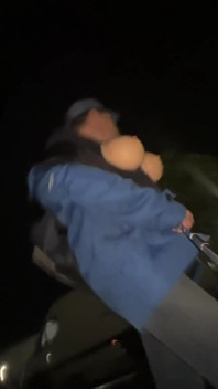 Sissy slav blinkar utomhus