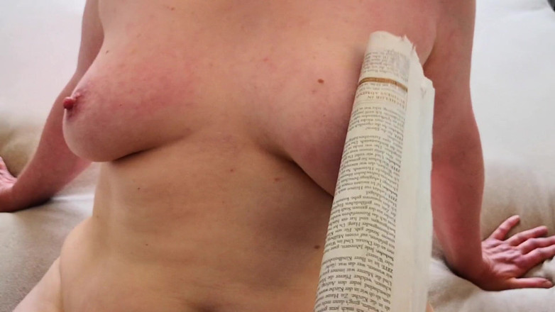 Bouncy Tits Action: Gazete ile göğüslere şaplak atıyor