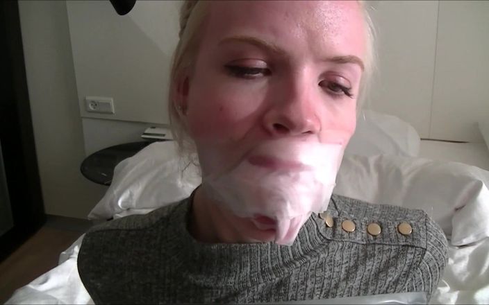 Selfgags classic: Rubia escandinava toda amordazada!