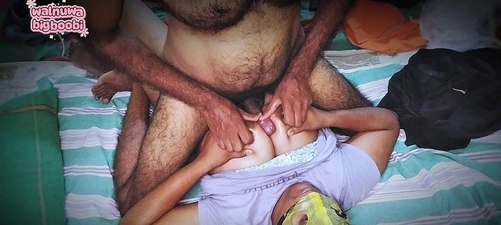 Walnuwa: Dando masaje de senos a mi madrastra bigboobi, video casero...