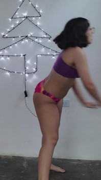 Remaja Latina Jasmine menggoncang pantatnya
