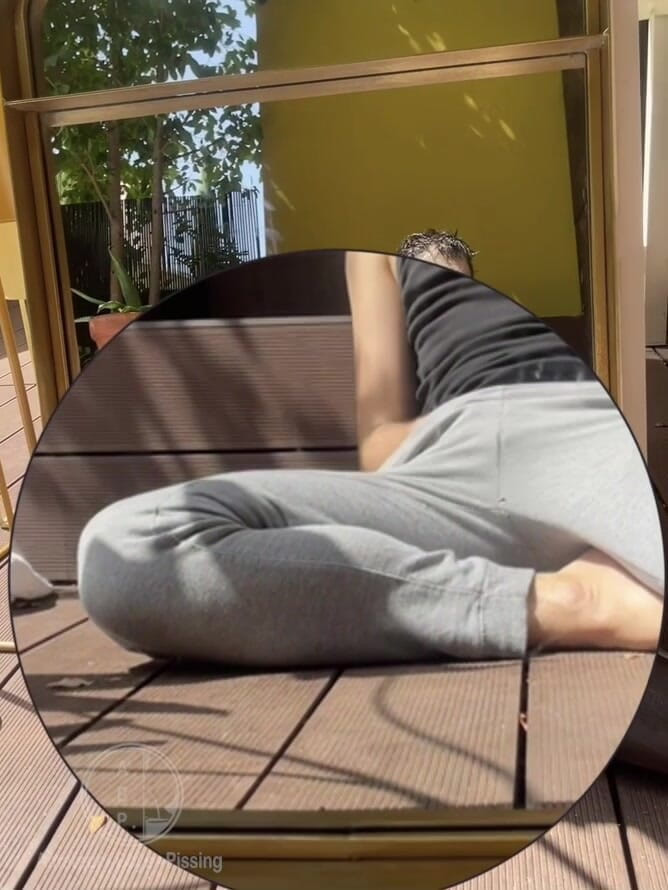 AmateurBoysPissing: Il ragazzo amatoriale bagna i suoi pantaloni di tuta grigi