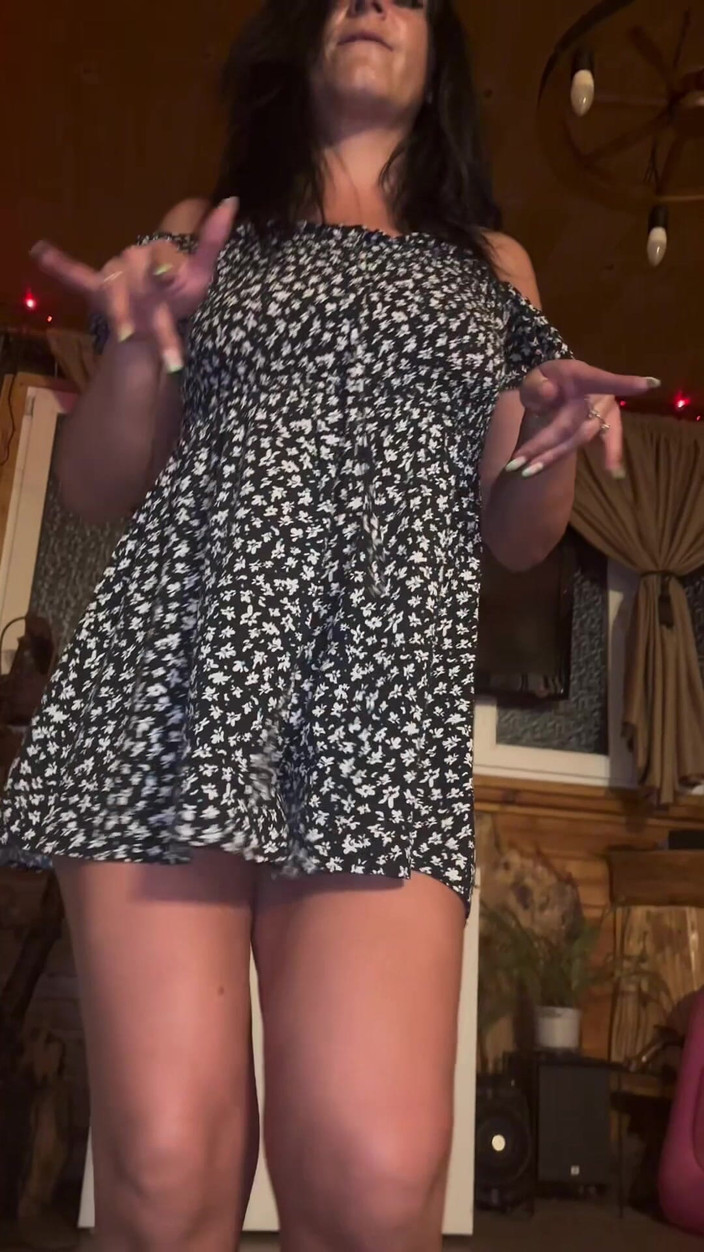 MilfyCalla: Dançando no meu macacão sexy - sentindo a música, me sentindo