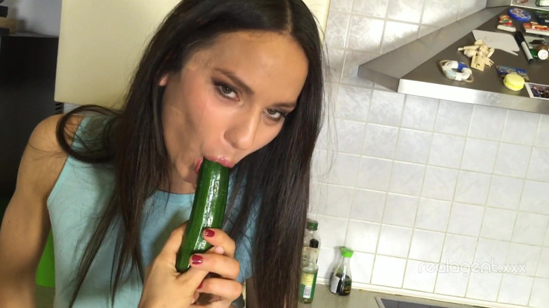 Real Agent: 俄罗斯女郎nataly gold用黄瓜插她想要的阴户