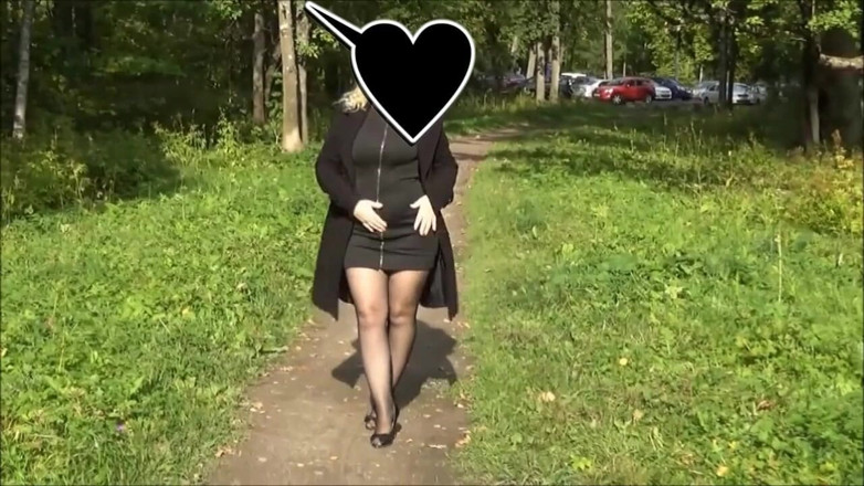 Nylon-Heels: Ein spaziergang im park, milf-strümpfe