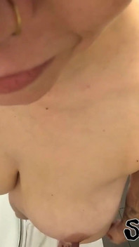 Nimm Shover und rasier meine muschi mit mir, POV-Kamera auf meinem kopf