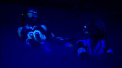 Foxy Desire: Scenă frumoasă cu două lesbiene fierbinți futându-se în albastru