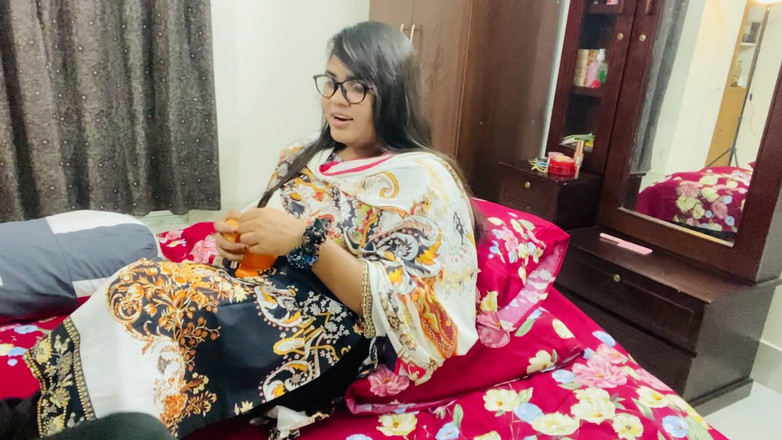 Nadiyaxxx02: 已婚姐姐被弟弟操，她的阴户因为丈夫在国外而流出水。
