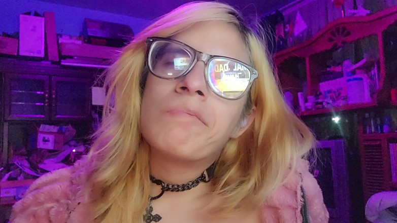 Crystal Phoenix: Sissy indossa una collana sessuale in chiesa Asmr