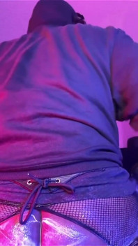 Îmi lărgesc gaura cu un vibrator fanteziei Toys Topped