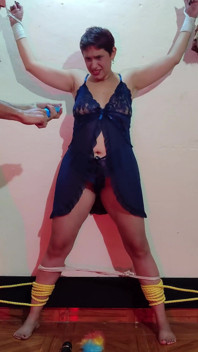 Hombre Me Ata Con Cuerda De Manos Y Pies Para Hacerme Cosquillas En Todo El Cuerpo Incluyendo Mi Coño