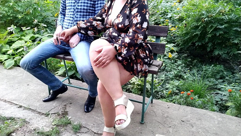OurFetishLife: Wunderschöner fremder hält meinen schwanz, während ich im park pinkel