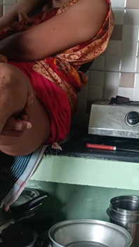 La moglie casalinga succhia il vicino in cucina quando il marito non è lì in casa
