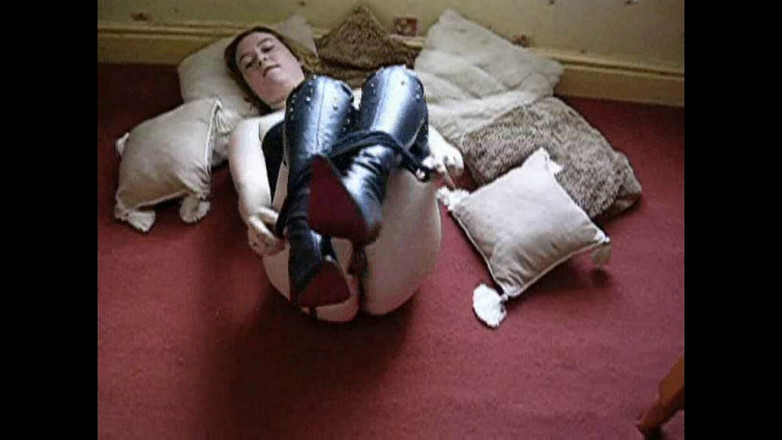 Littlevixen: जांघ के जूते में बालों वाली चूत के साथ युवा पत्नी डिल्डो का उपयोग कर रही है