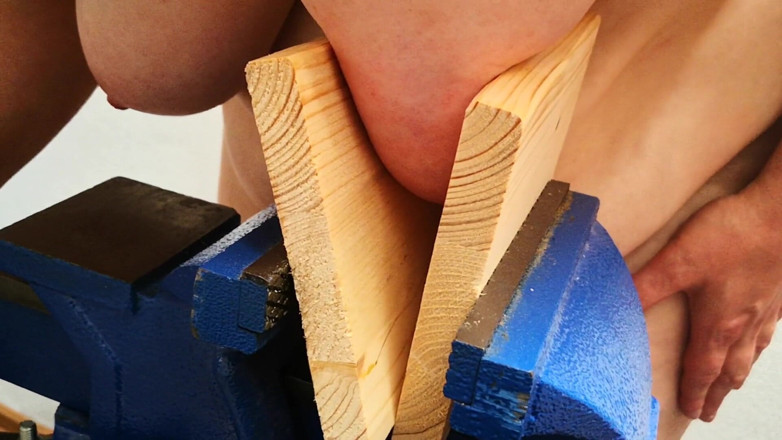 Bouncy Tits Action: Tetek memerah secara maksud