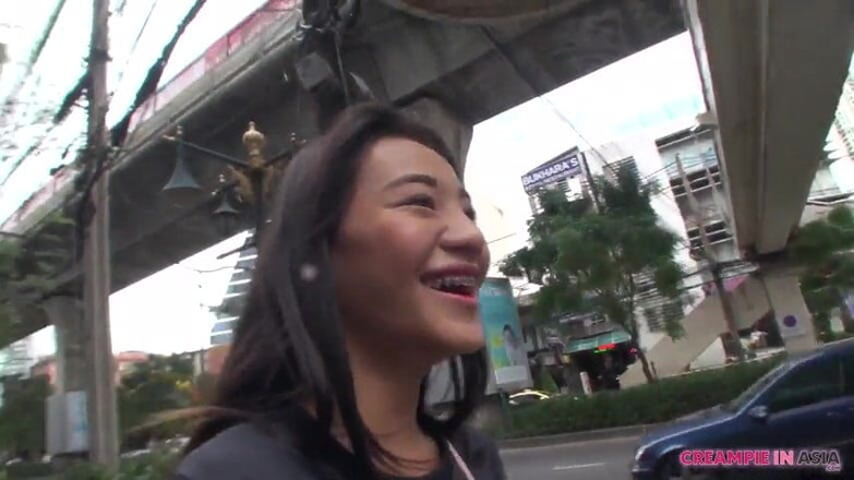 Creampie In Asia: Rambut hitam panjangnya kelihatan baik pada badan tunggangnya dengan begitu...