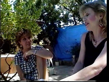 Old Good Porn: Honies-urile pasionate de scufundări în pizdă folosesc vibratoare pentru a umple...