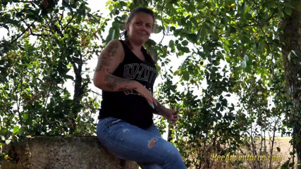 Pee Adventures: Se pișă în timp ce vorbește cu iubitul ei la telefon