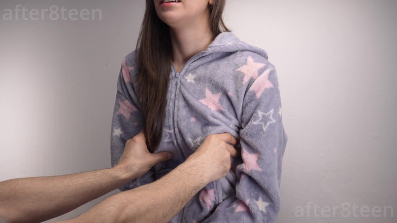 After8Teen: Um amigo do meu padrasto entrou hoje à noite. O que...