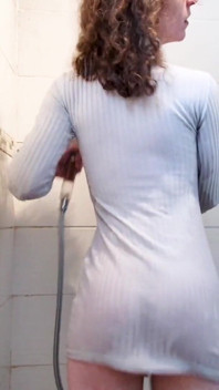 Me mojo el vestido en la ducha, ¡eyaculo como una precoz!