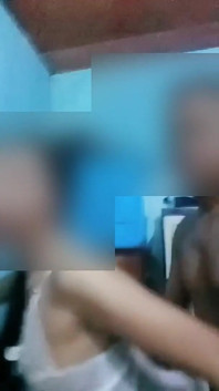 Komşunun eşi saçını kestirmekte zorlanıyor