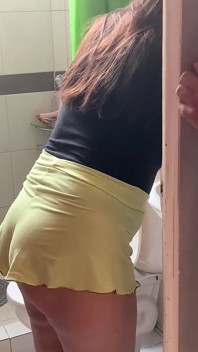 Aku menggoda adik tiriku di kamar mandi dan dia ngasih aku pantat bahenolnya tanpa berlawanan