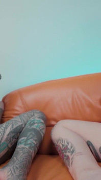 Alt cutie bierze ostro od tyłu i jeździ ponadgabarytowymi zabawkami do punktu kulminacyjnego