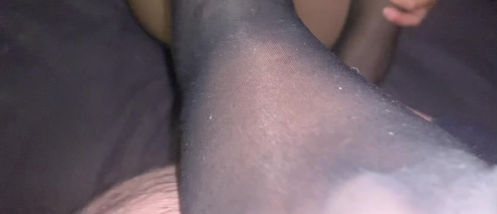 CoppiaCollant: com os pés em puras meias pretas e na meia-calça