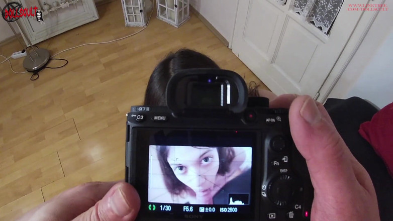Dolls Cult: Um fotógrafo perverso tira vantagem de uma jovem modelo