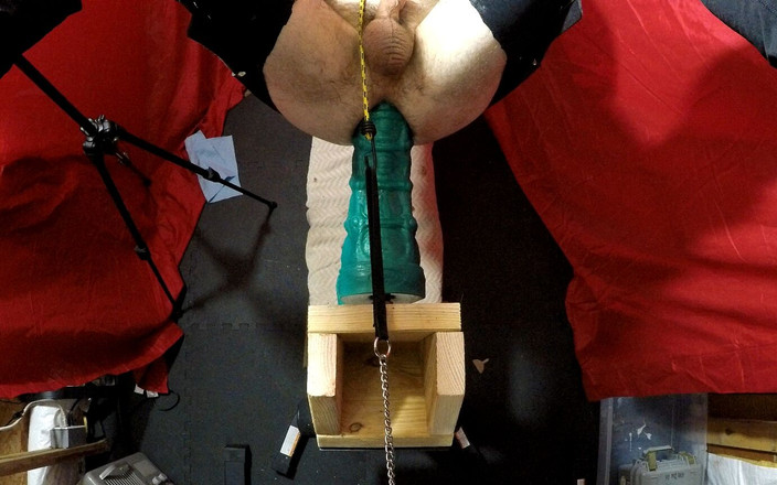 Fist slave: 穿着吊索自慰