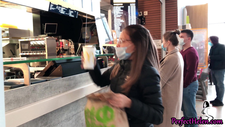 PerfectHelen: La livreuse de McDonald suce une bite et obtient cinq...