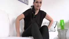 Lady Victoria Valente: Za trest teď očicháváš mé černé smradlavé ponožky! POV, Lady Victoria...