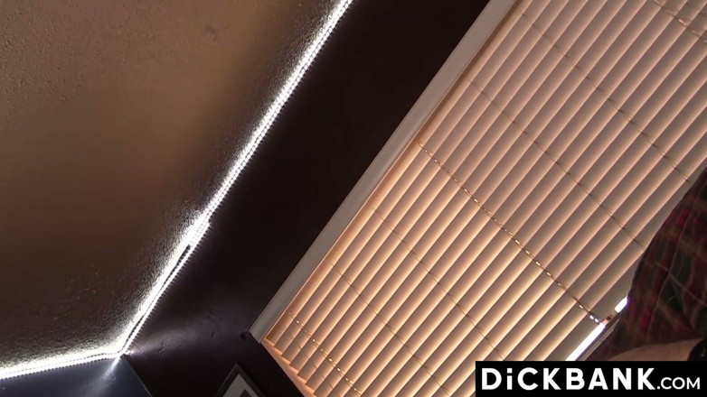Dick bank: Kacak William Steel mengusik batang besarnya