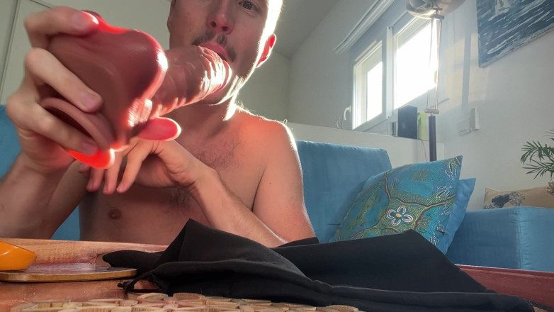 Maxence Angel: Maxence Angel Packt Einen Jocktribe Dildo Aus