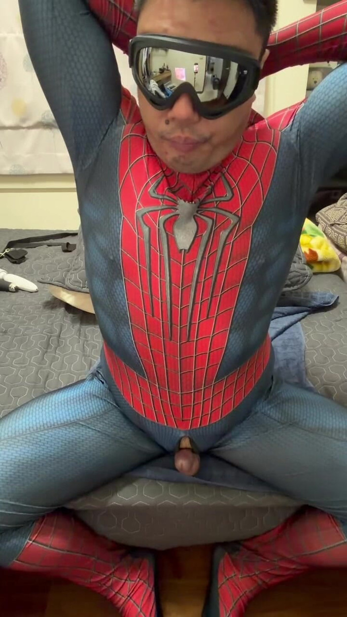 Bear Li: Fat Spider menggambar dengan menggambar di tengah merah