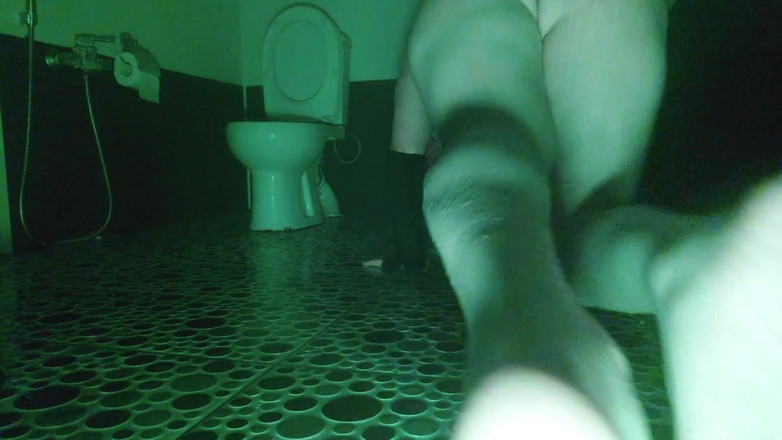 Kitty_Cross: Фембой с попкой в ванной под горячим душем наслаждается ее собственным телом