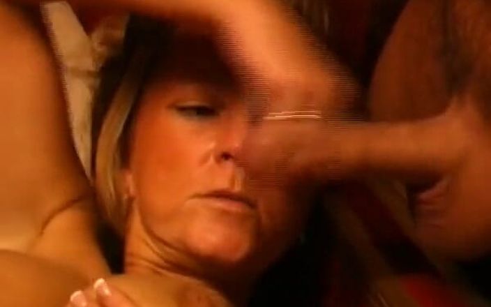 Busty German Sluts: Señora alemana dedeándose mientras chupa la polla del gloryhole