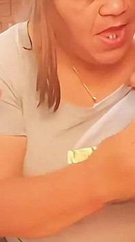 Une MILF mature suce deux bites et veut sentir deux bites dans sa bouche