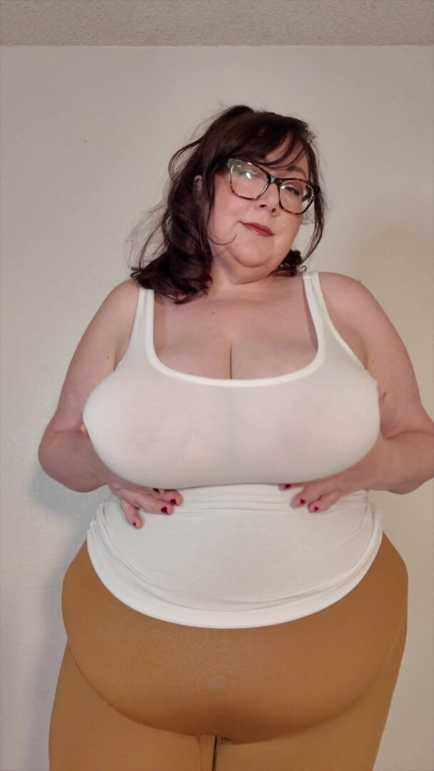 cutejayne: Grote bbw-tieten in puur wit tanktop