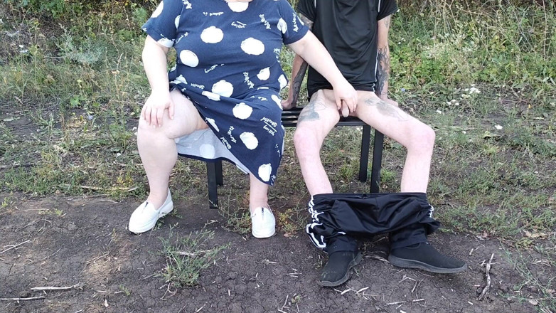 Zona901: Een vriendin in een park trekt mijn lul af totdat...