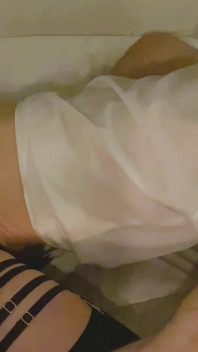 ホットなママはエルダンディに彼女の猫を舐められます