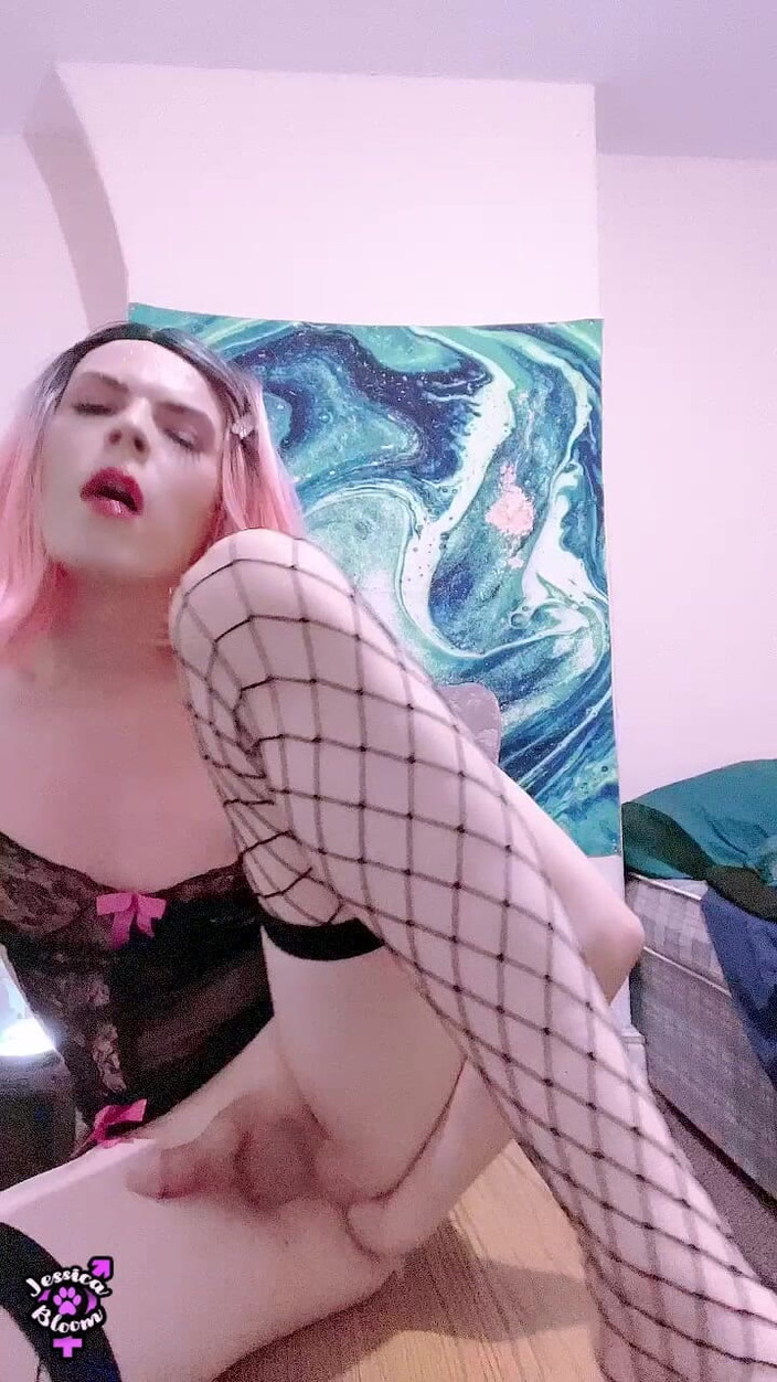 Jessica Bloom: Anal sissy slampa tar två dildon i rövar och slickar...