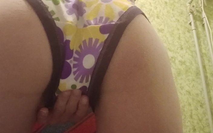 Lesbian-candys: Я мастурбую и кончаю в мои трусики