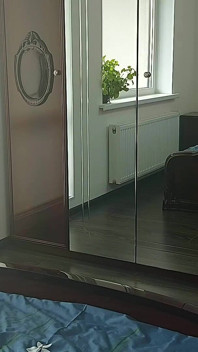 Mi masturbo nello specchio e sborro